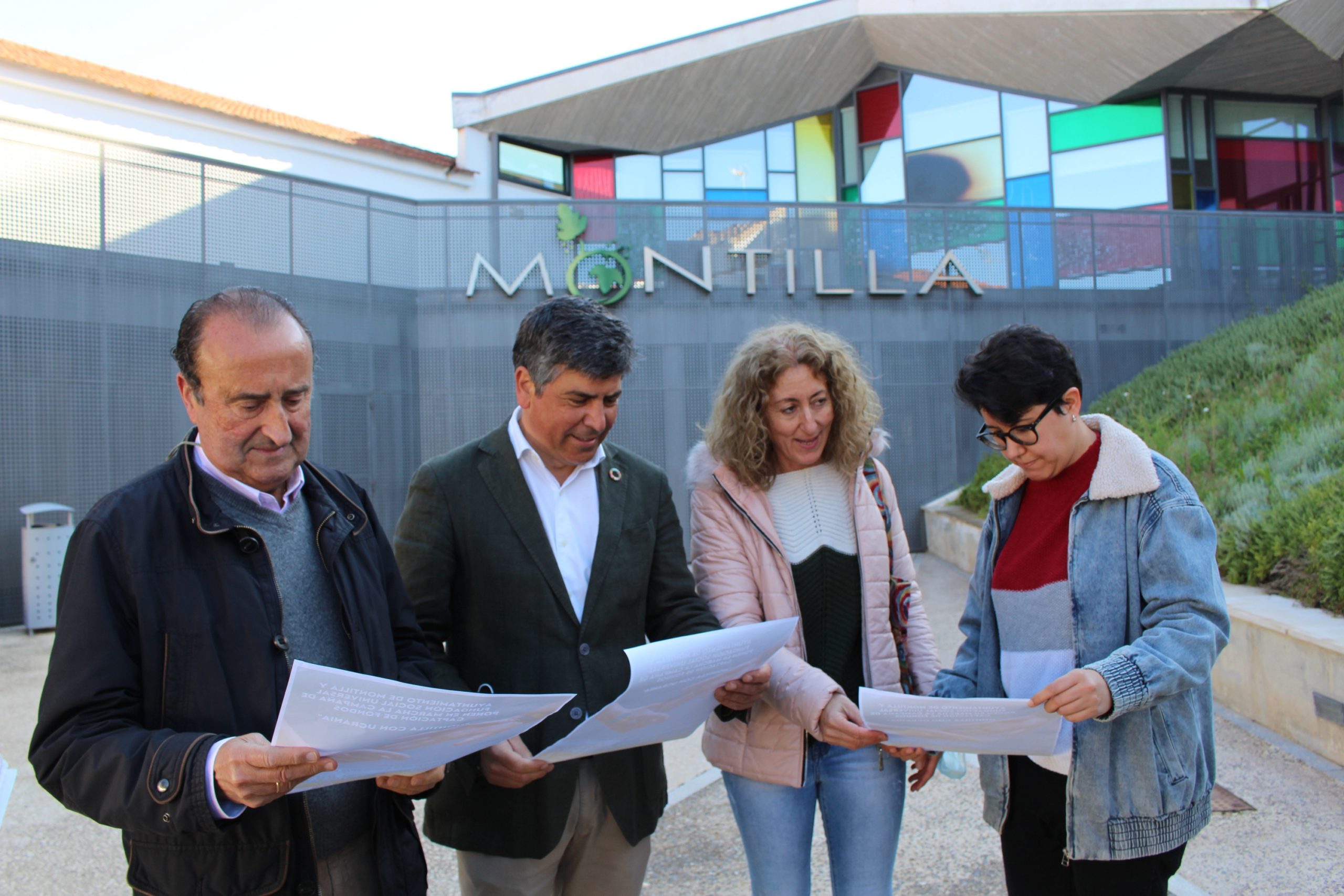 El Alcalde con la delegada de Servicios Sociales y miembros de la Fundación Social Universal