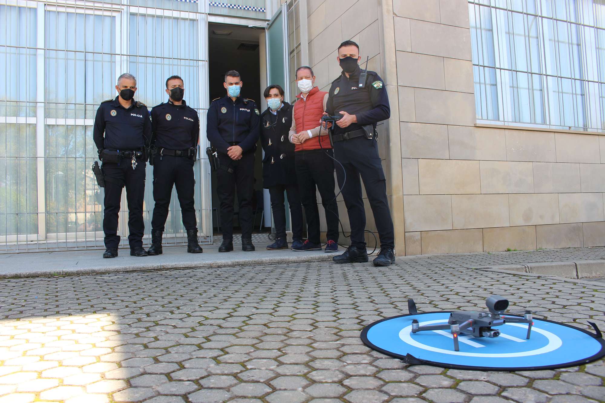 Agentes y delegados de Seguridad y Festejos ven los drones en acción.