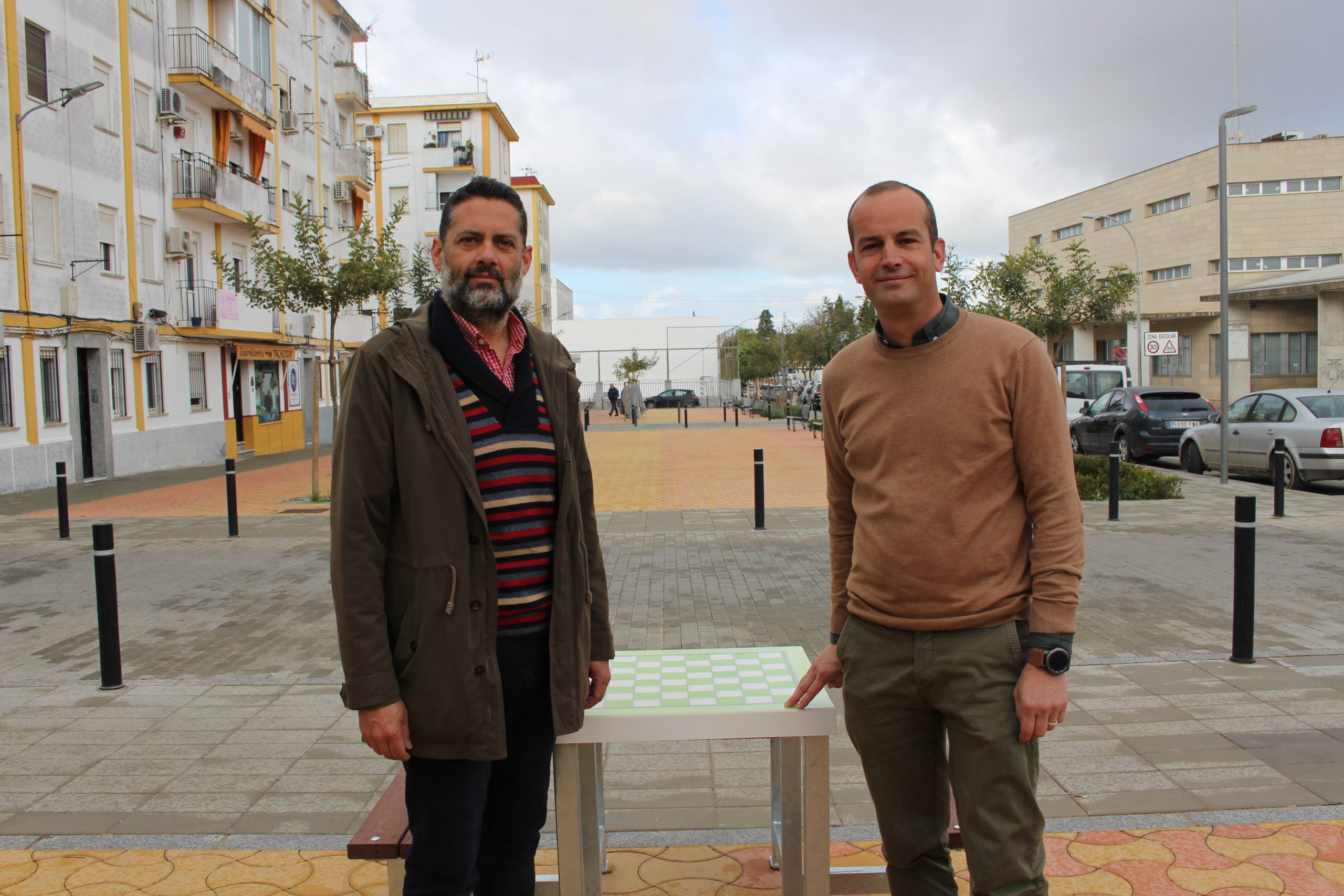 El Delegado de Participación Ciudadana y el Delgado de Desarrollo Local junto a la recién instalada mesa de ajedrez en la calle, en el Barrio de las Casas Nuevas.