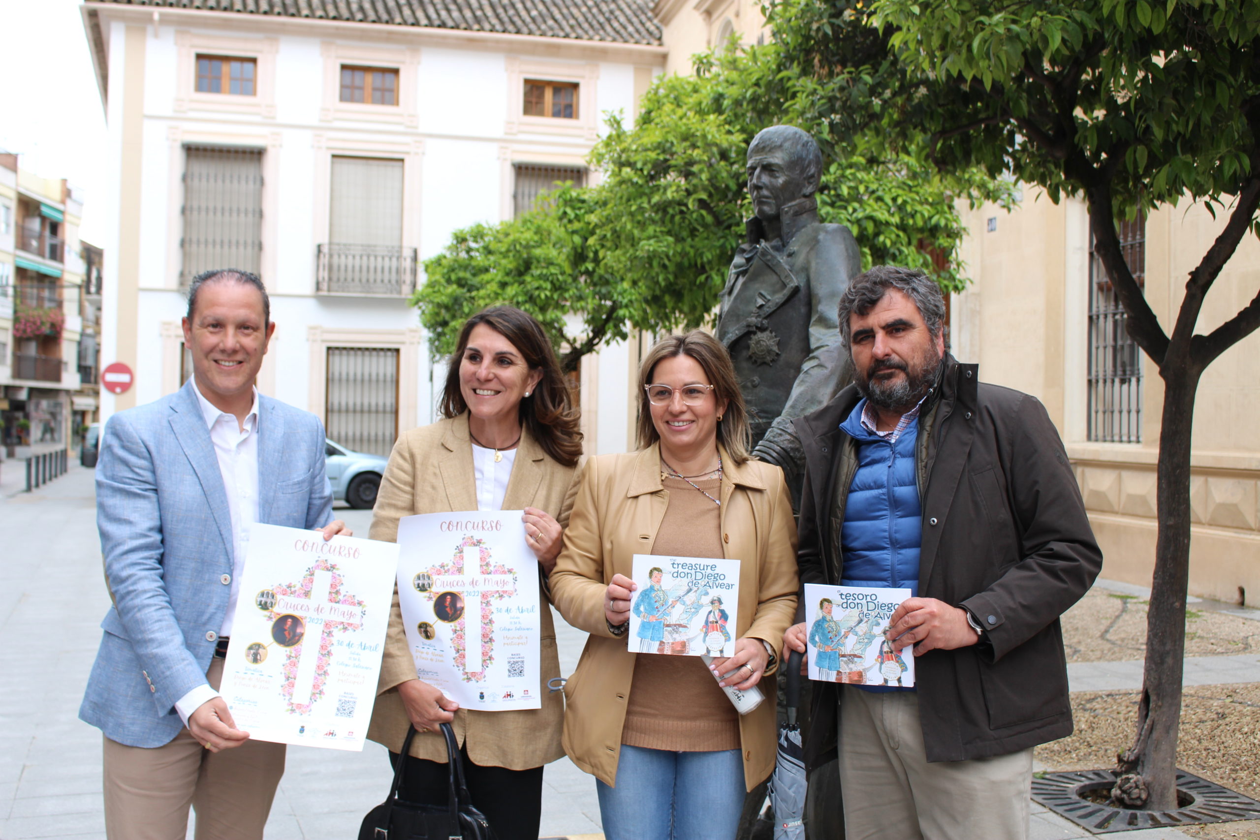 El Delegado de Festejos con la presidenta del AMPA del Colegio Salesianos y la presidenta de la Fundación Alvear y el gerente de la bodega.