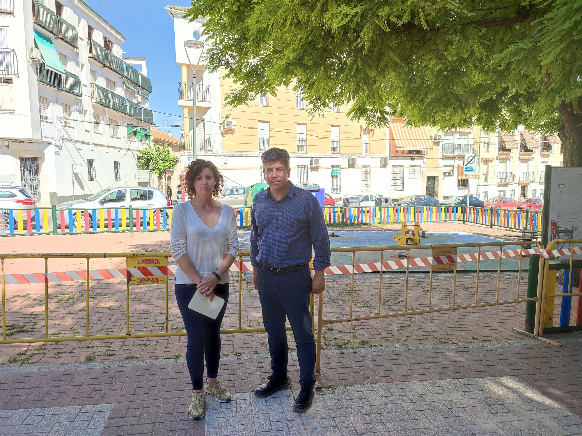 La delegada de Obras y el Alcalde junto a un parque infantil en obras.