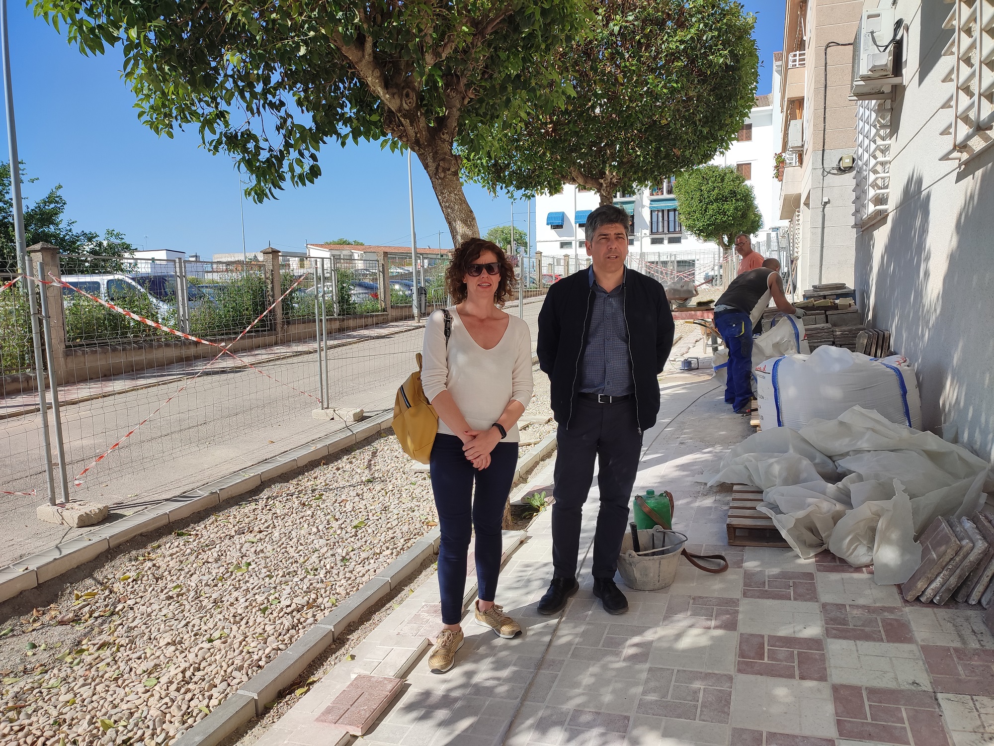 El alcalde y la delegada de Obras junto a los aparcamientos de la calle Murillo.