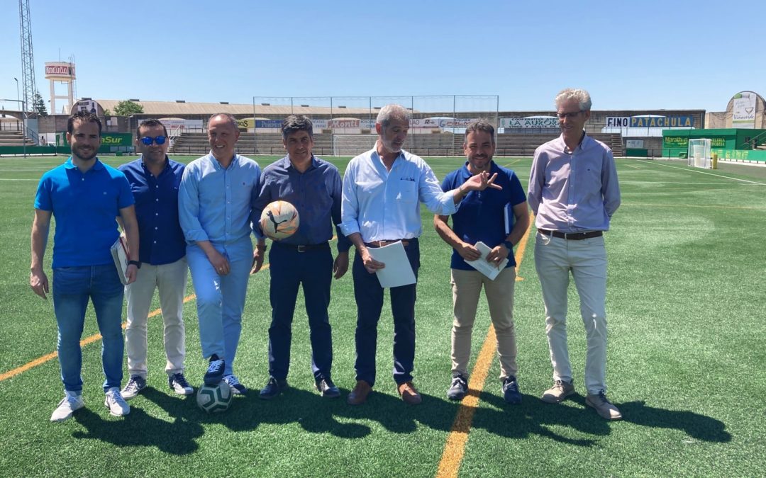 Concluye la instalación del césped artificial del Estadio Municipal de Montilla 