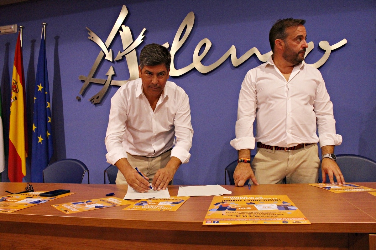 El alcalde y el presidente de AEACO firman convenio de Bonos de Comercio