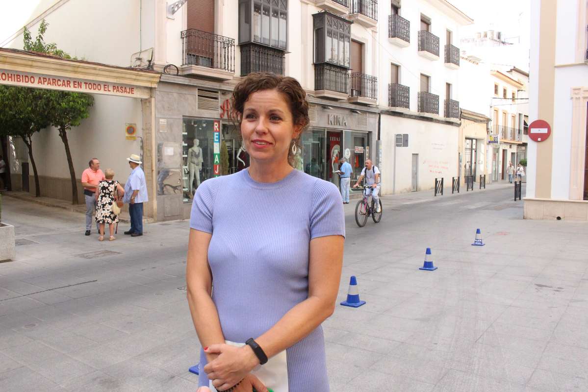 La teniente de alcalde de Medio Ambiente, Raquel Casado, presenta la campaña de recogida de cartón para comerciantes