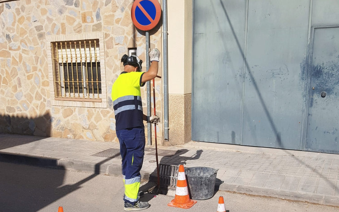 Aguas de Montilla avanza en la limpieza de imbornales y prepara la red de la ciudad para la nueva temporada de lluvias