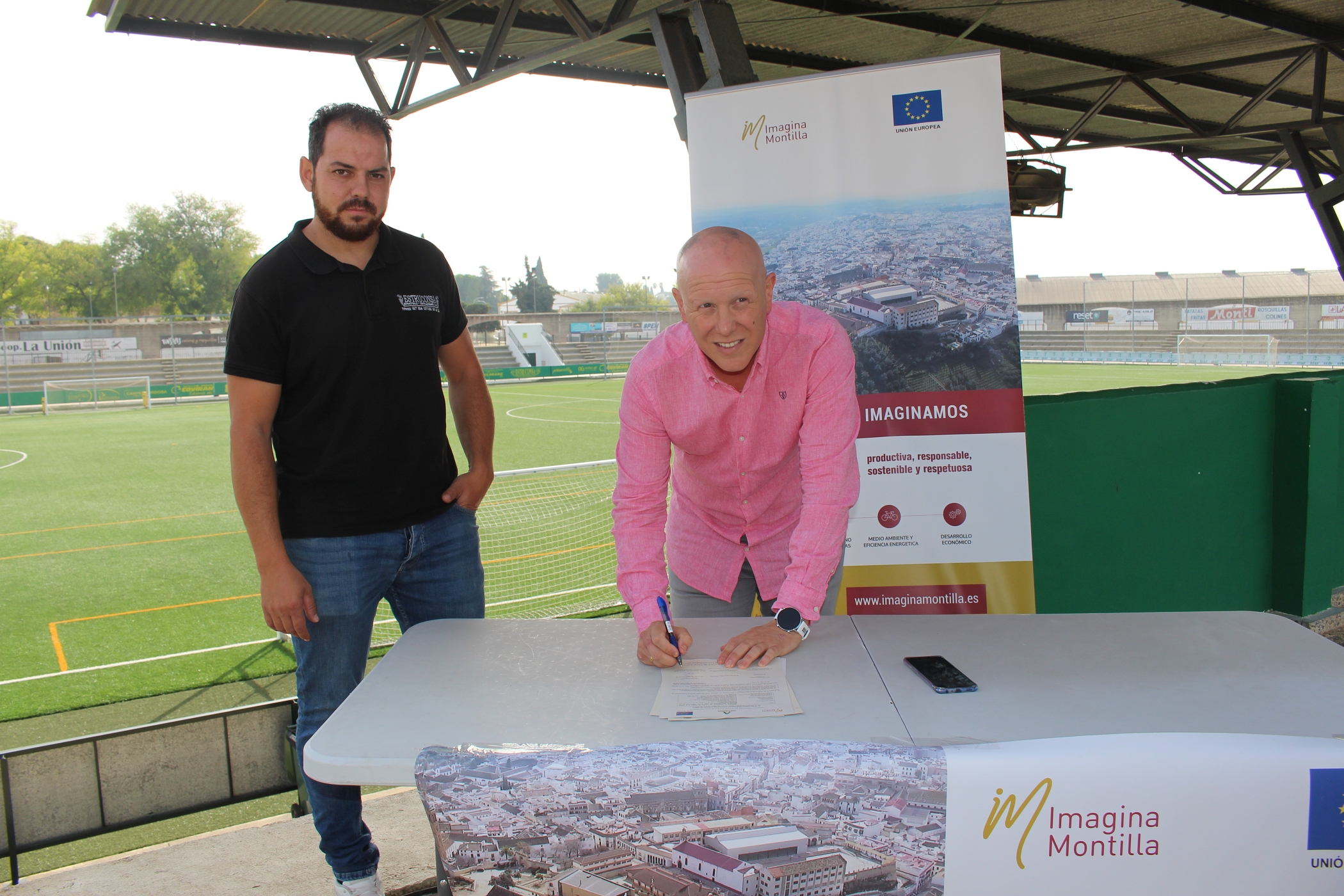 El delegado de Deportes, Miguel Sánchez, firma el inicio de obras en las gradas del Estadio Municipal de Fútbol