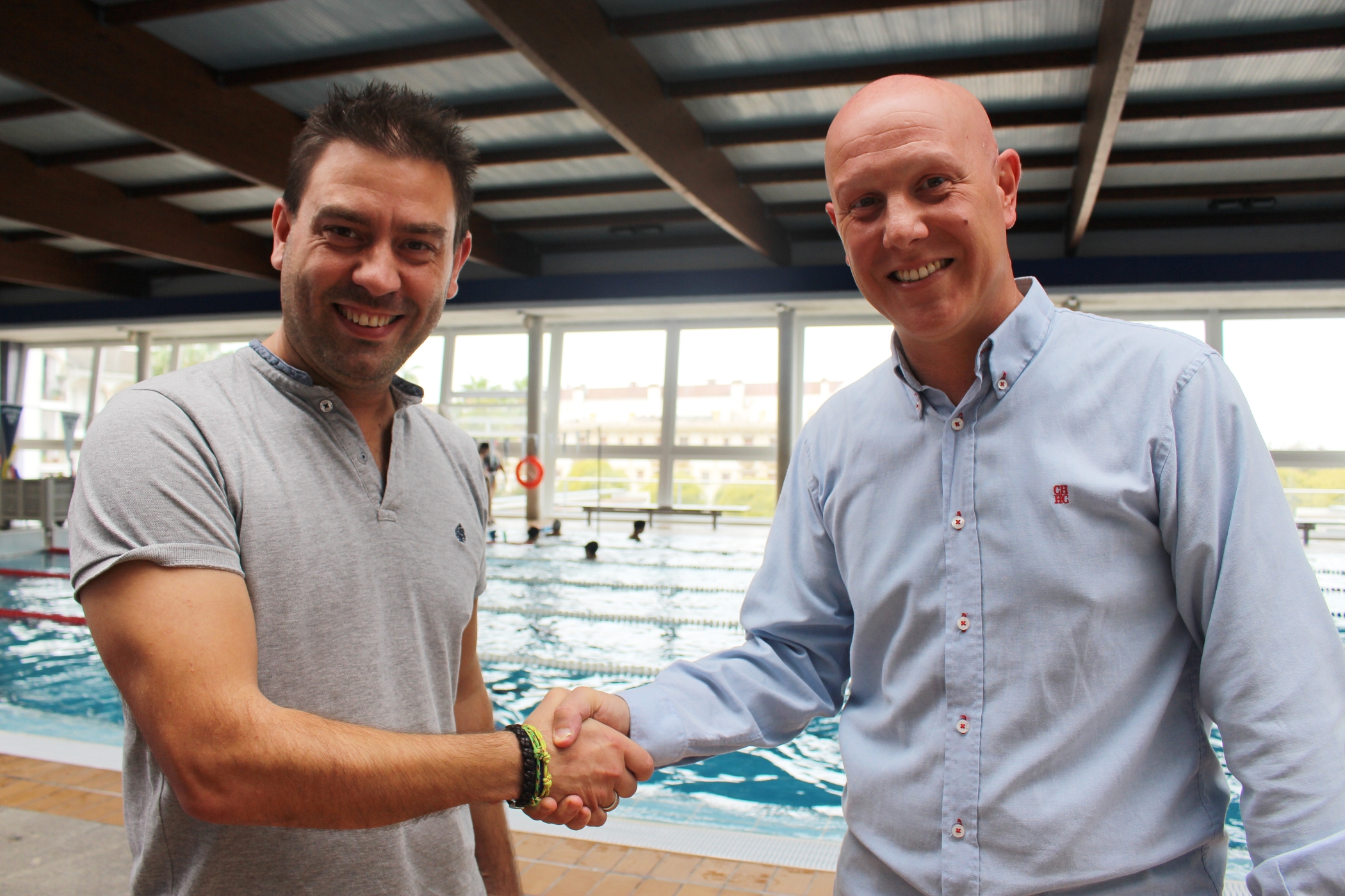 El delegado de Deportes firma un convenio con la Federación Andaluza de Natación