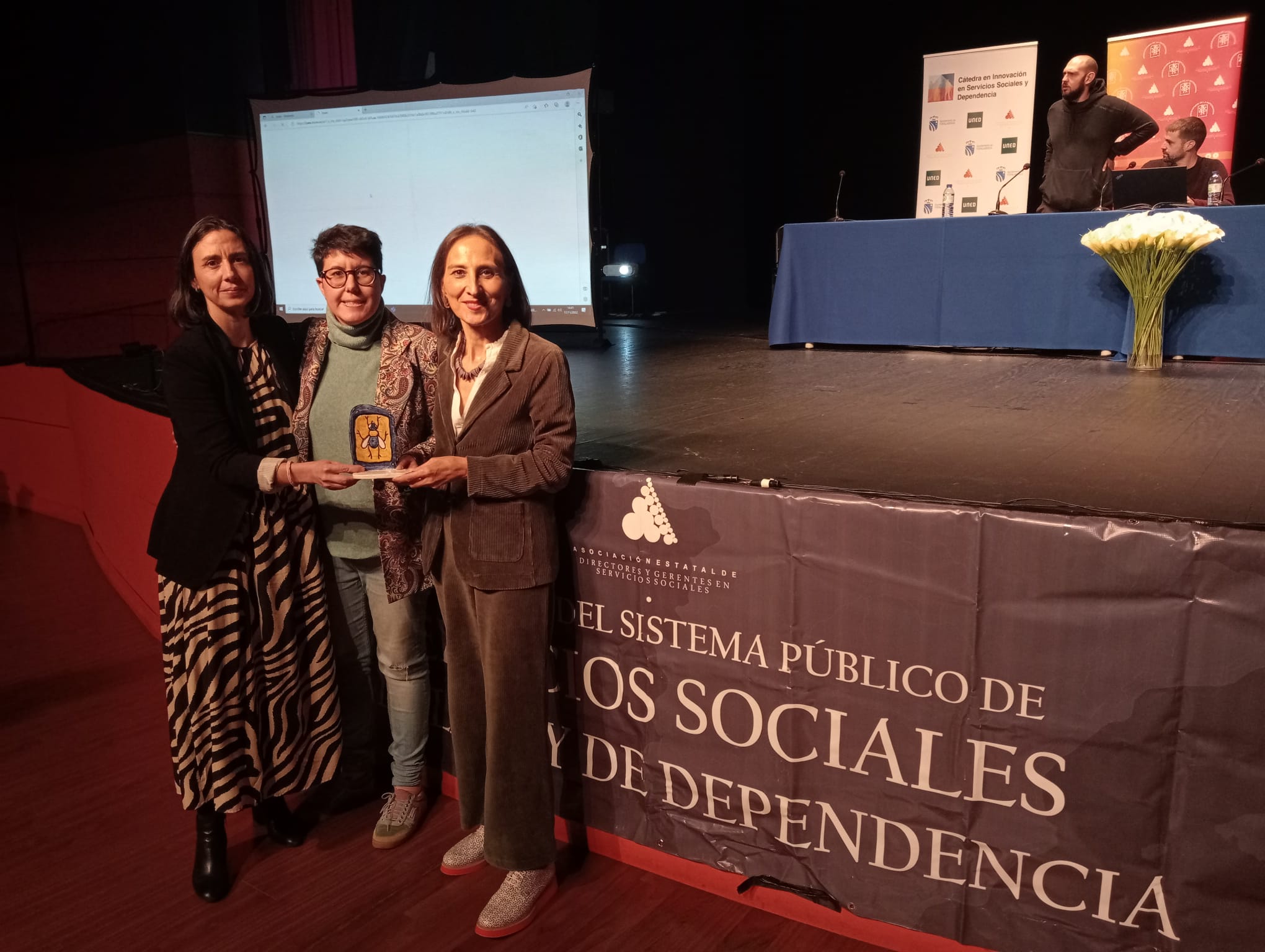 La delegada de Servicios Sociales, Alicia Galisteo, y la directora del centro, reciben el galardón a las Buenas Prácticas.