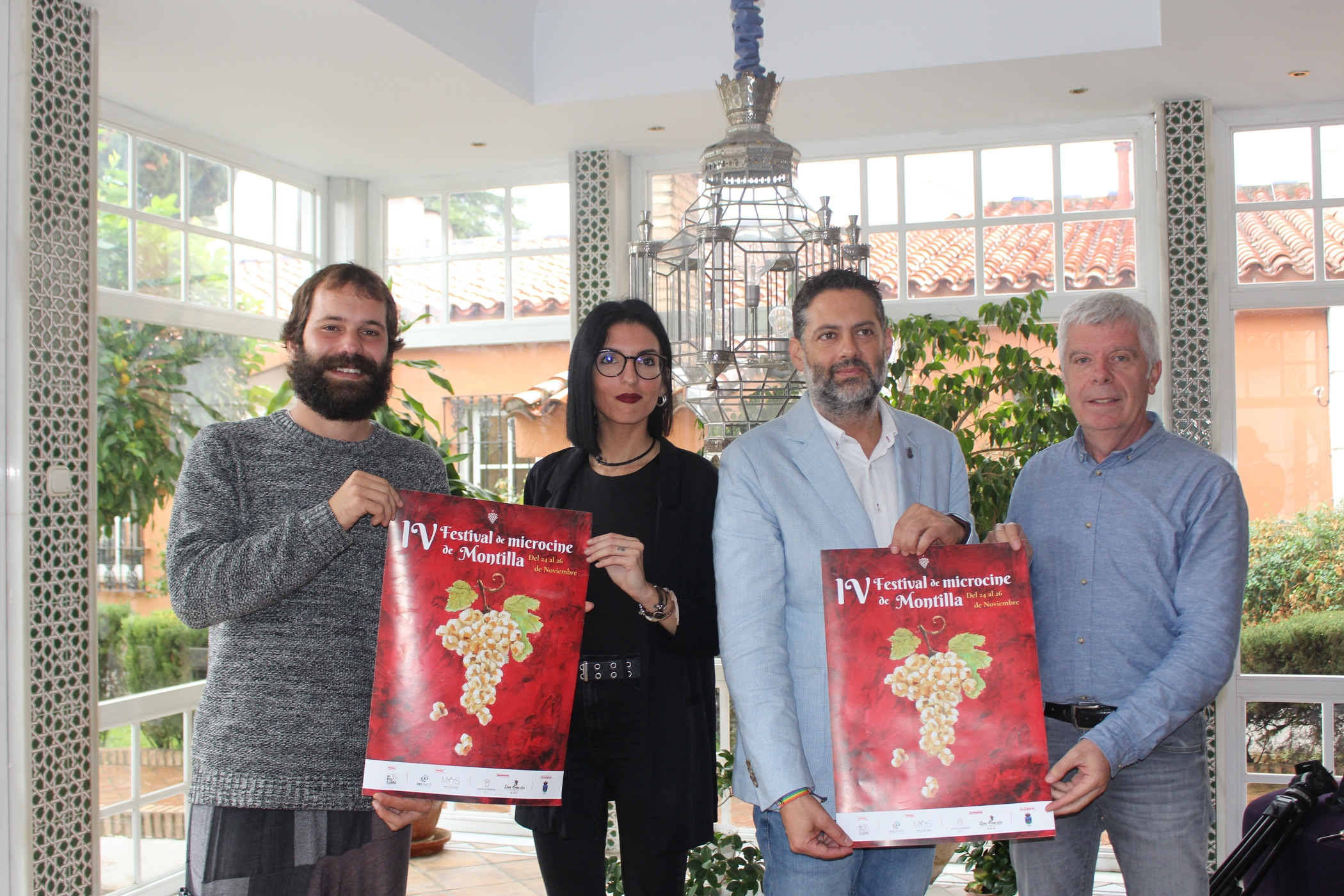 El delegado de Turismo, Manuel Carmona, presenta el Festival de Microcine de Montilla con el director Dany Ruz y los patrocinadores