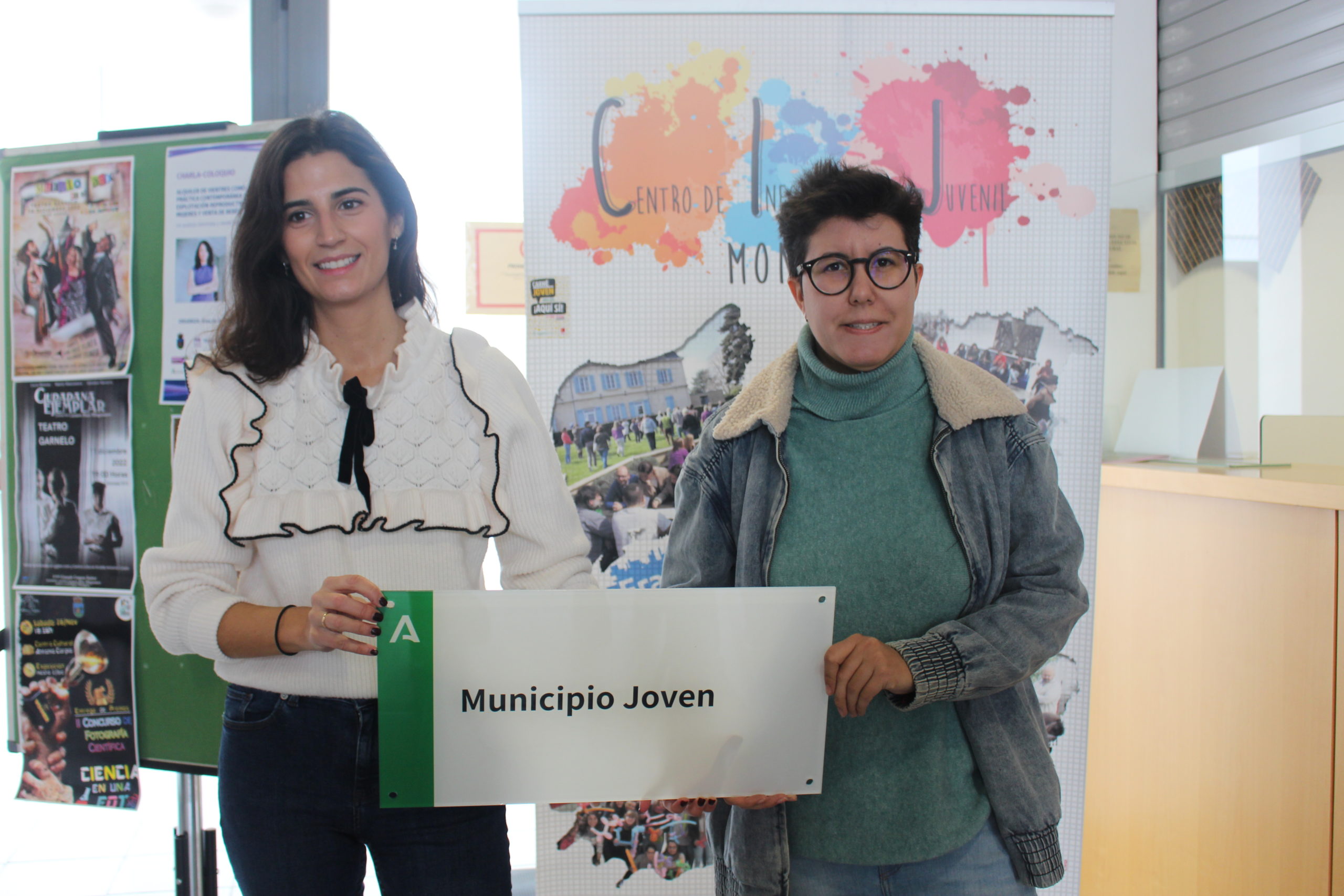 La delegada de Juventud recibe el distintivo Municipio Joven de manos de la Coordinadora del IAJ Córdoba.