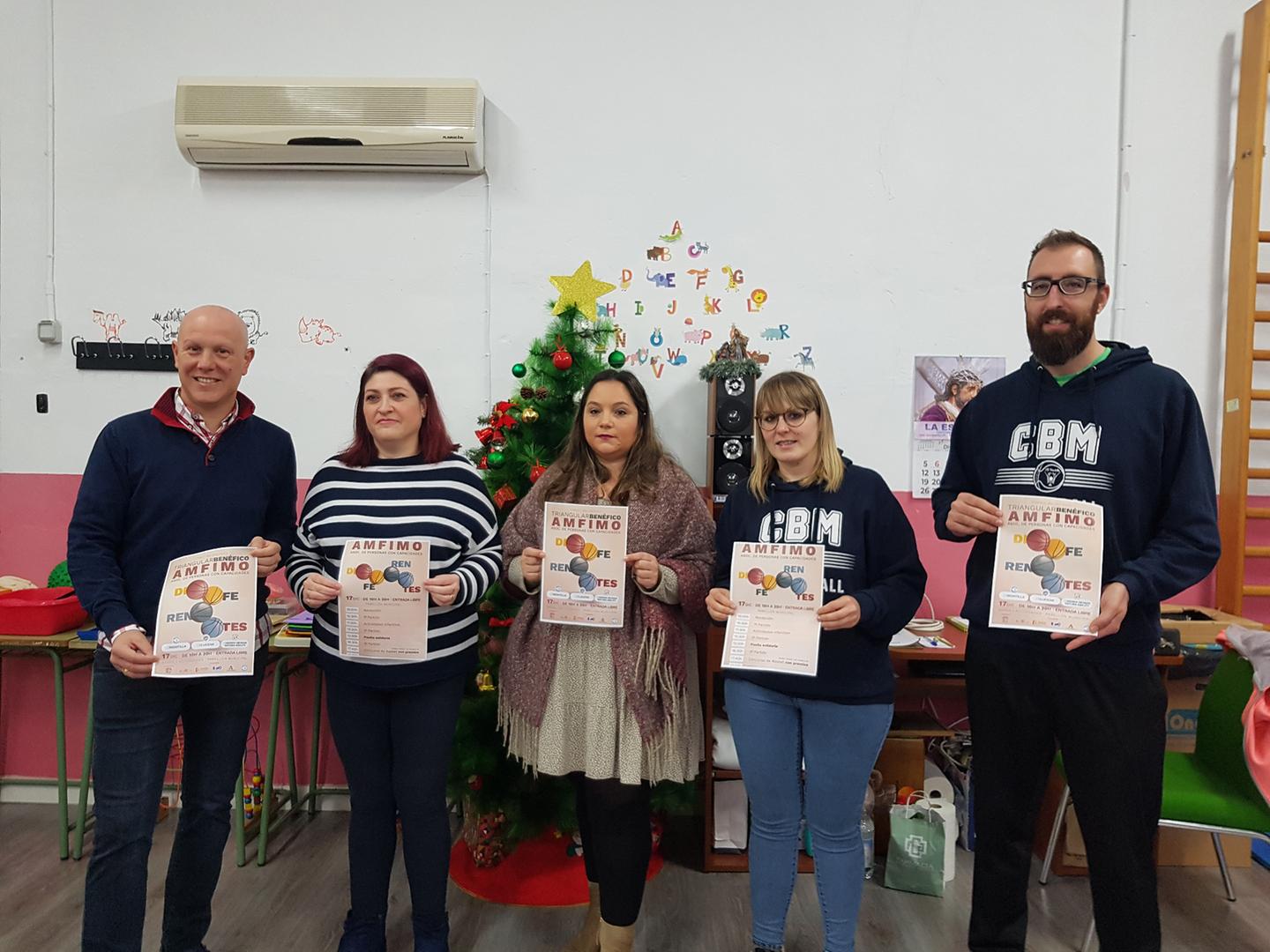 El delegado de Deportes junto a parte de la directiva de ANFIMO y el Club de Baloncesto