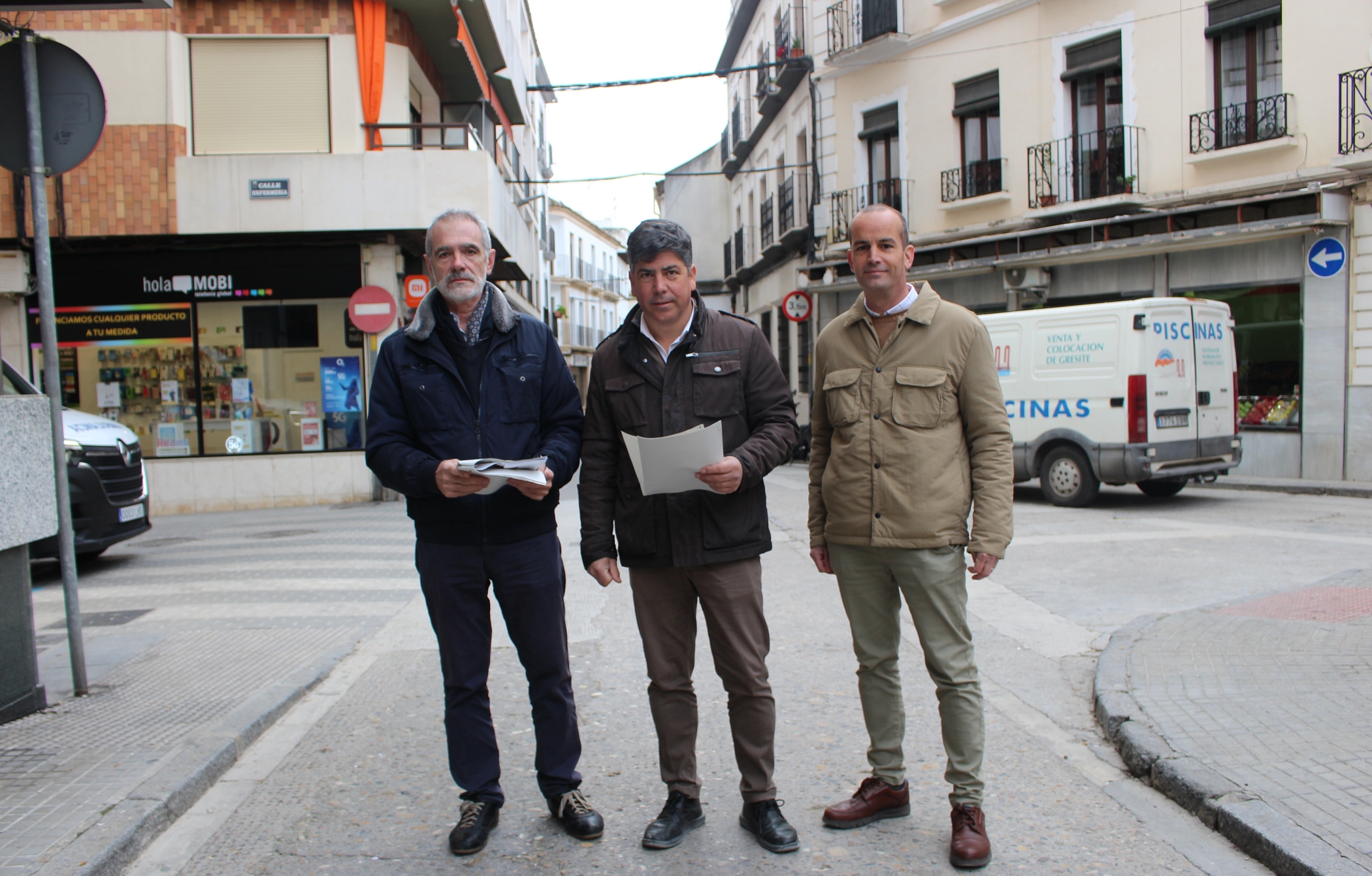 El alcalde junto con el delegado de Urbanismo y Obras y el arquitecto municipal, en la calle Santa Ana.
