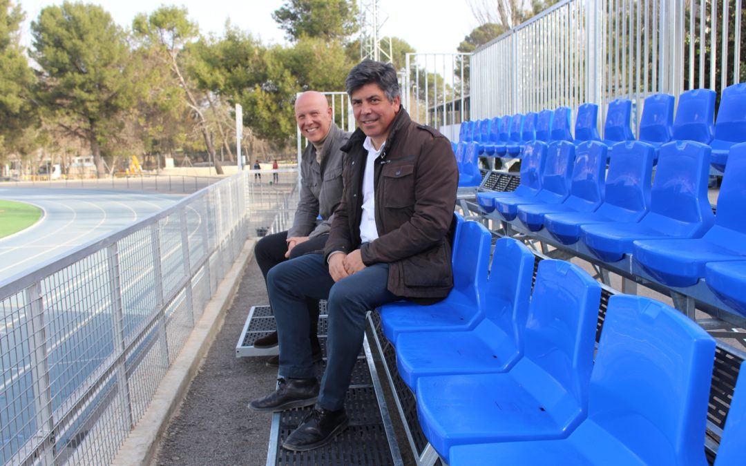 El Ayuntamiento incorpora unas nuevas gradas a la pista de atletismo y al campo anexo de fútbol