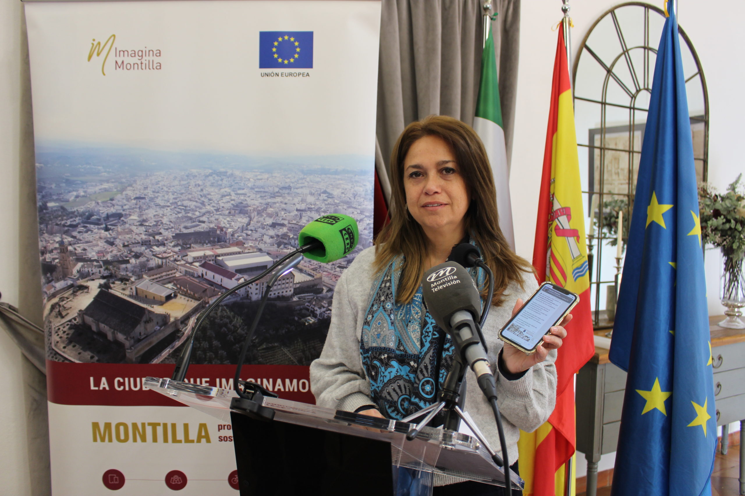 Ana Rodríguez, delegada de Hacienda, presenta el canal de WhatsApp para facilitar el contacto con el ciudadano