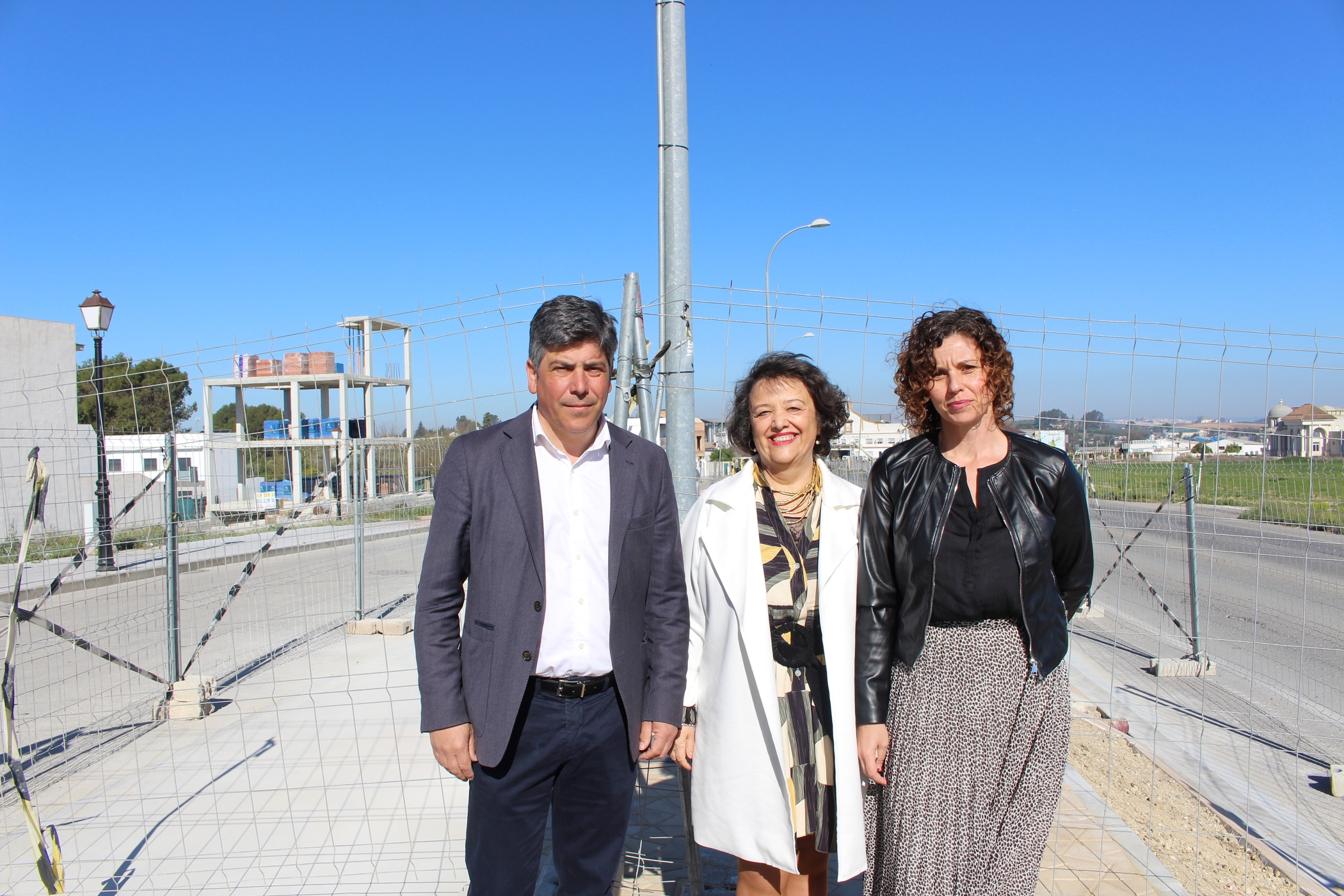 El alcalde junto con la subdelegada del Gobierno, Rafi Valenzuela y la delegada de Infraestructuras, Raquel Casado, en la Avenida de Málaga