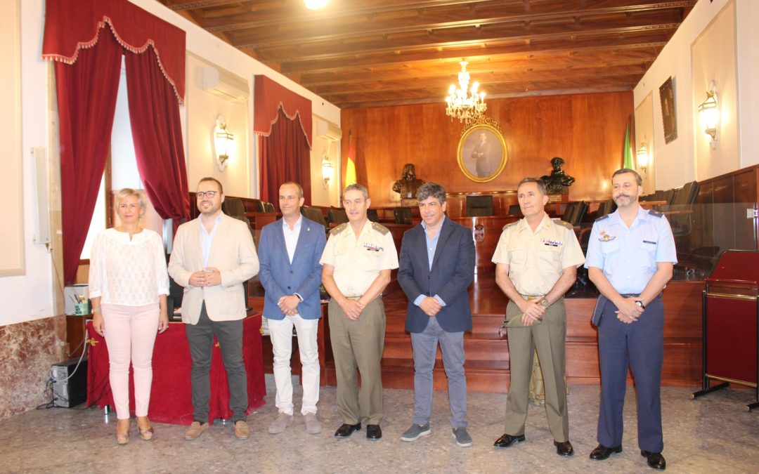 El Subdelegado de Defensa visita la Sala de Marinos Ilustres y la exposición de Modelismo Naval en el Museo Histórico Local