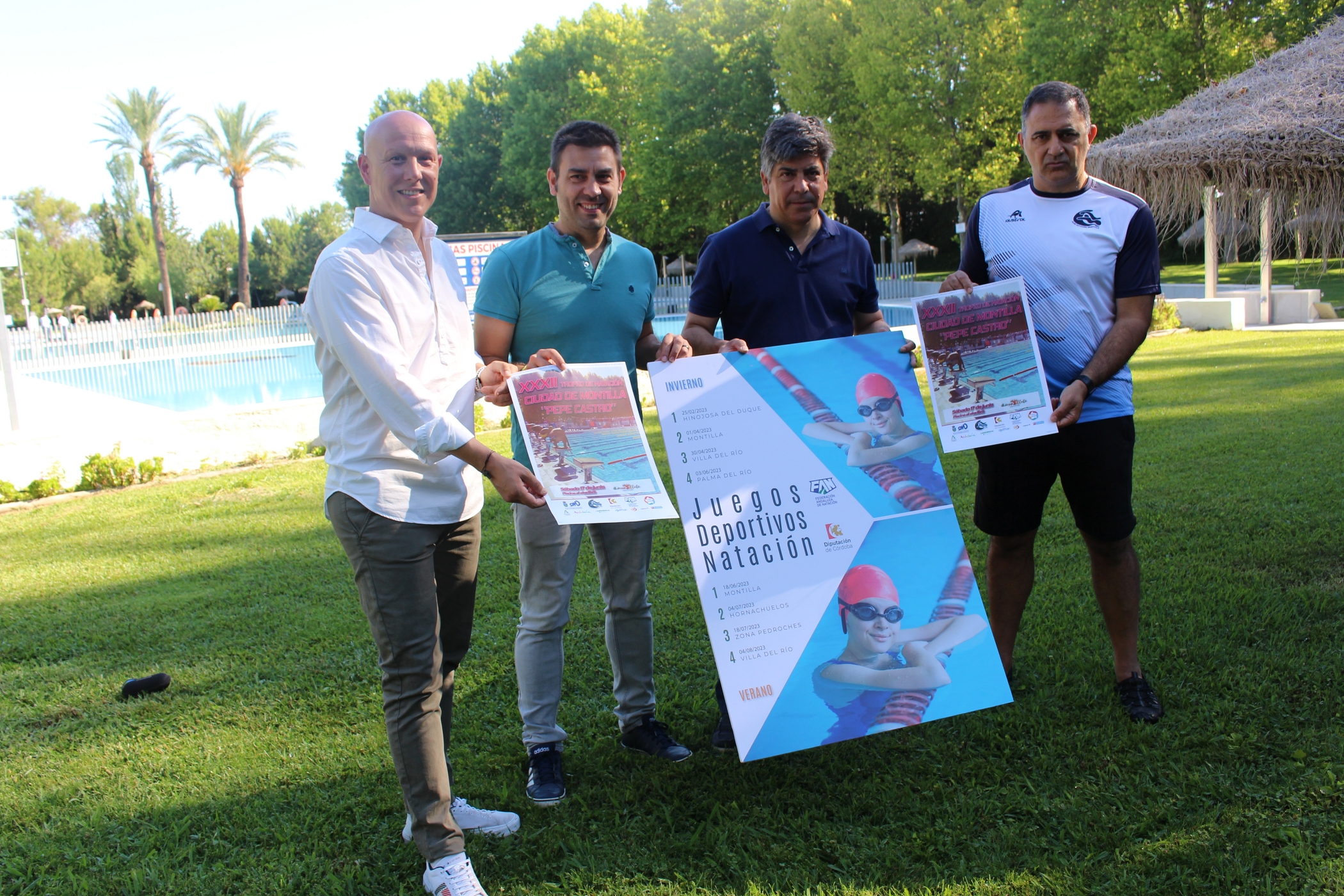 El alcalde y el delegado de Deportes presentan trofeos de natación junto al presidente del Club de Natación y secretario de la Federación andaluza.