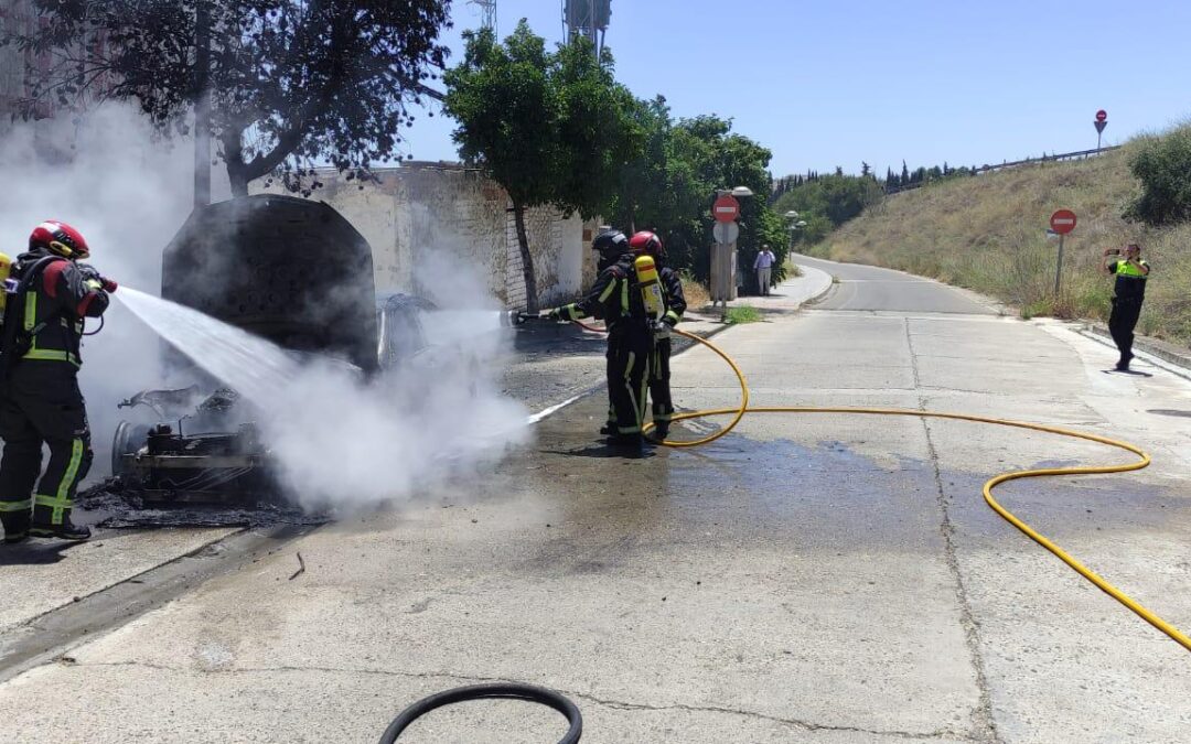 Policía y bomberos sofocan un fuego iniciado en un coche en circulación