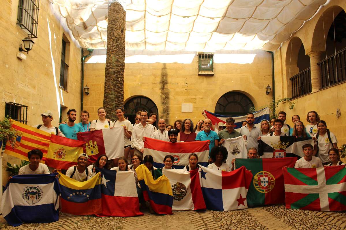 El alcalde y la corporación municipal reciben a los expedicionarios de la Expedición Vuelta al Mundo en la Casa del Inca