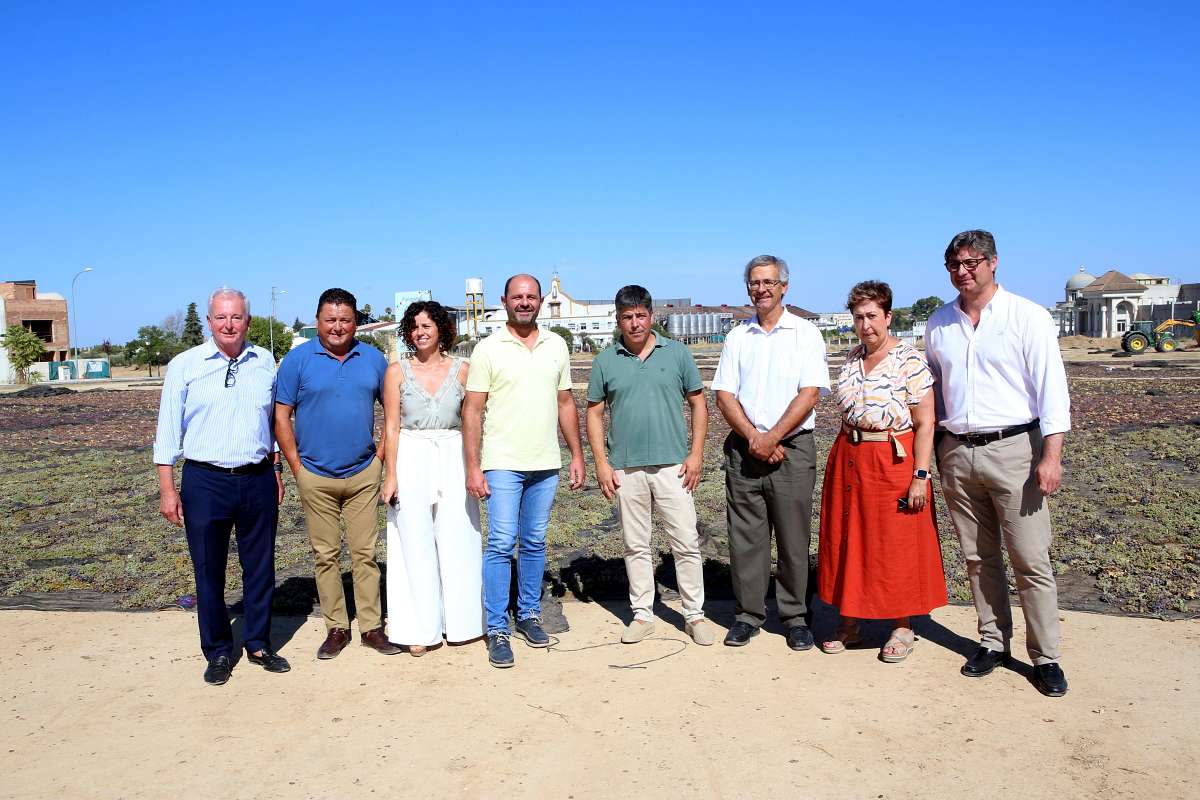 El alcalde Rafael Llamas con varios alcaldes de la comarca anuncia el inicio del expediente del vino Pedro Ximénez como Patrimonio de la Humanidad