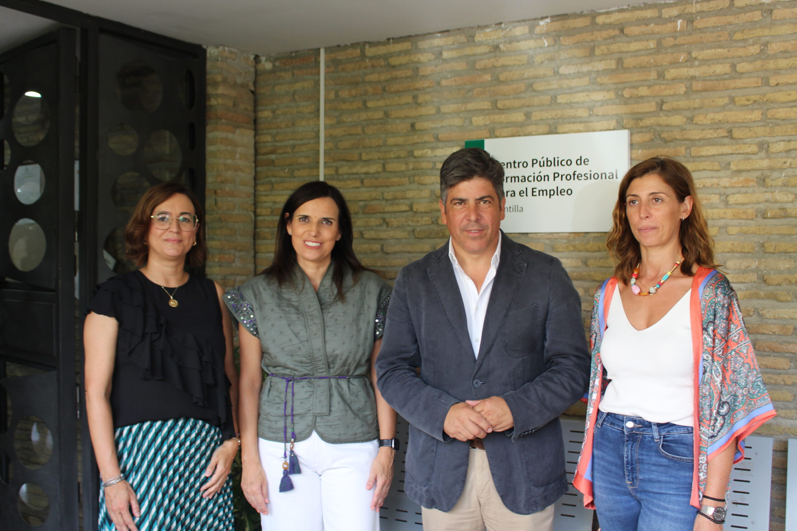 El alcalde Rafael Llamas acompaña a la Delegada de Empleo, María Dolores Gálvez en su visita al Centro de Formación Profesional