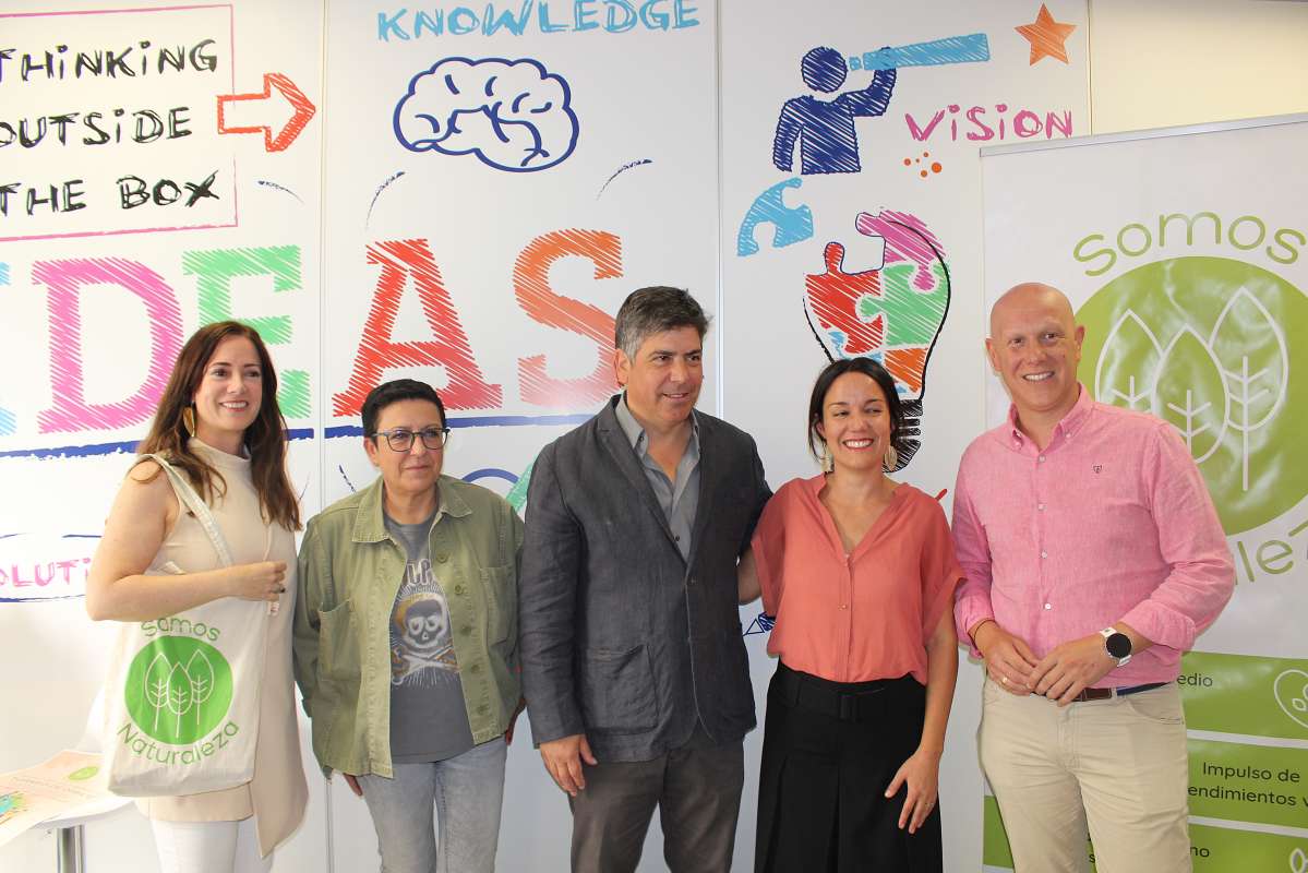 El alcalde y el delegado de Educación acompañan a la Fundación Somos Naturaleza en la primera jornada en el IES Emilio Canalejo