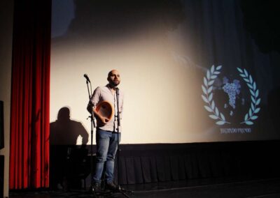 El director del cortometraje, Vástago, David Luque, recibe el segundo premio de la noche