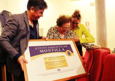 La familia del empresario del cine, Isidoro Jiménez, recibe un homenaje y descubre la Butaca 4 de la Fila 1, dedicada al empresario montillano