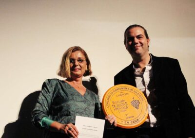 El director de La Cena recibe el premio del concurso de cortometrajes nacional, realizado por Casknolia, de manos de Pilar Robles, de Bodegas Robles