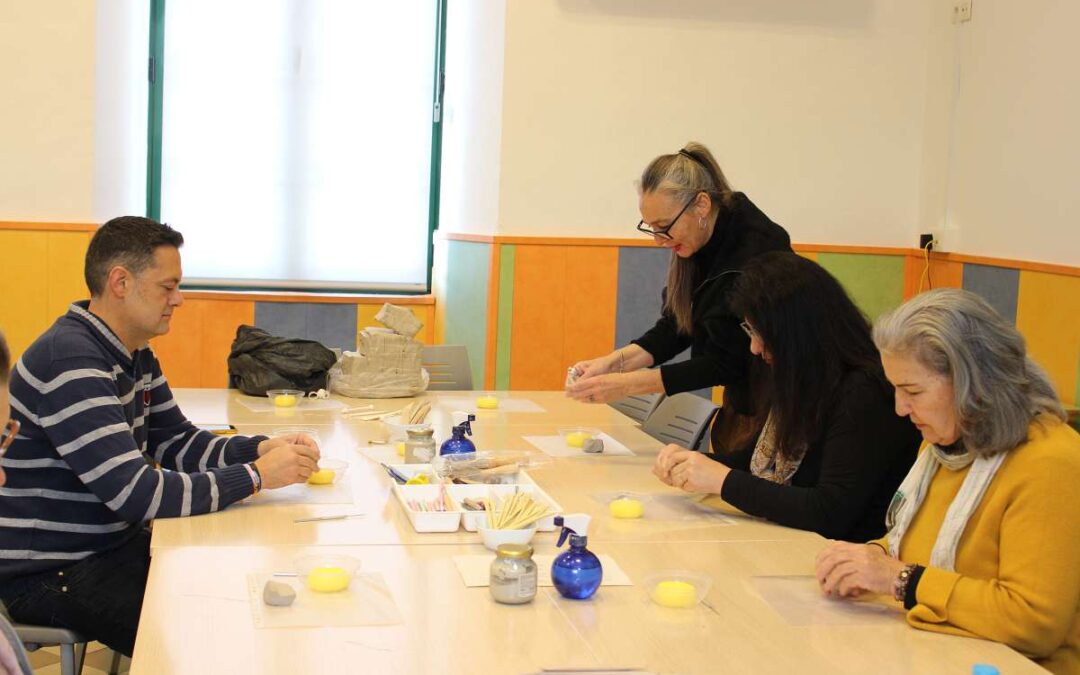 El Centro Municipal de Información a la Mujer ofrece estos días un Taller de Arteterapia para usuarias