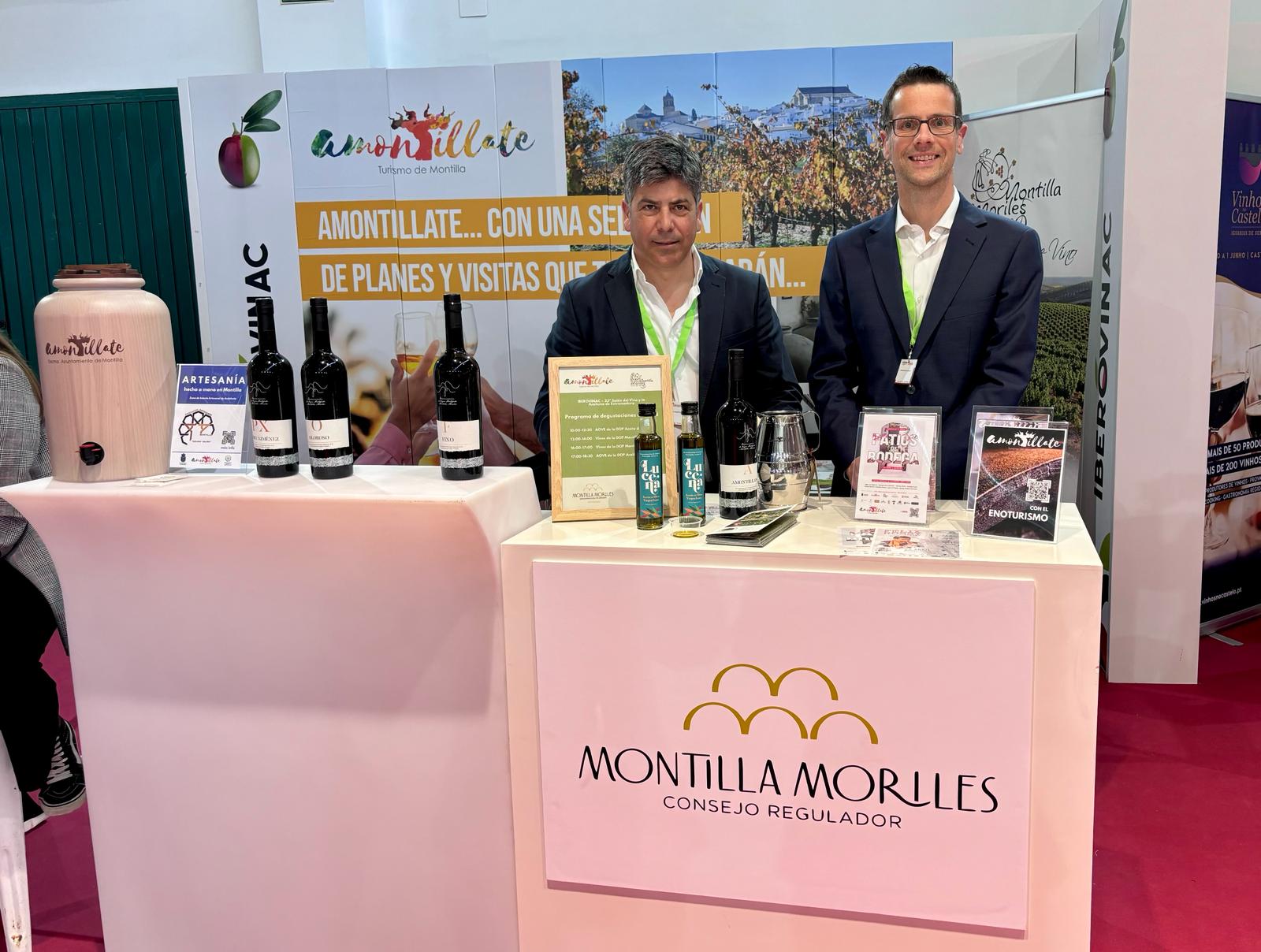 Rafael Llamas y Adrian Lapsley en el expositor de Montilla en Iberovinac