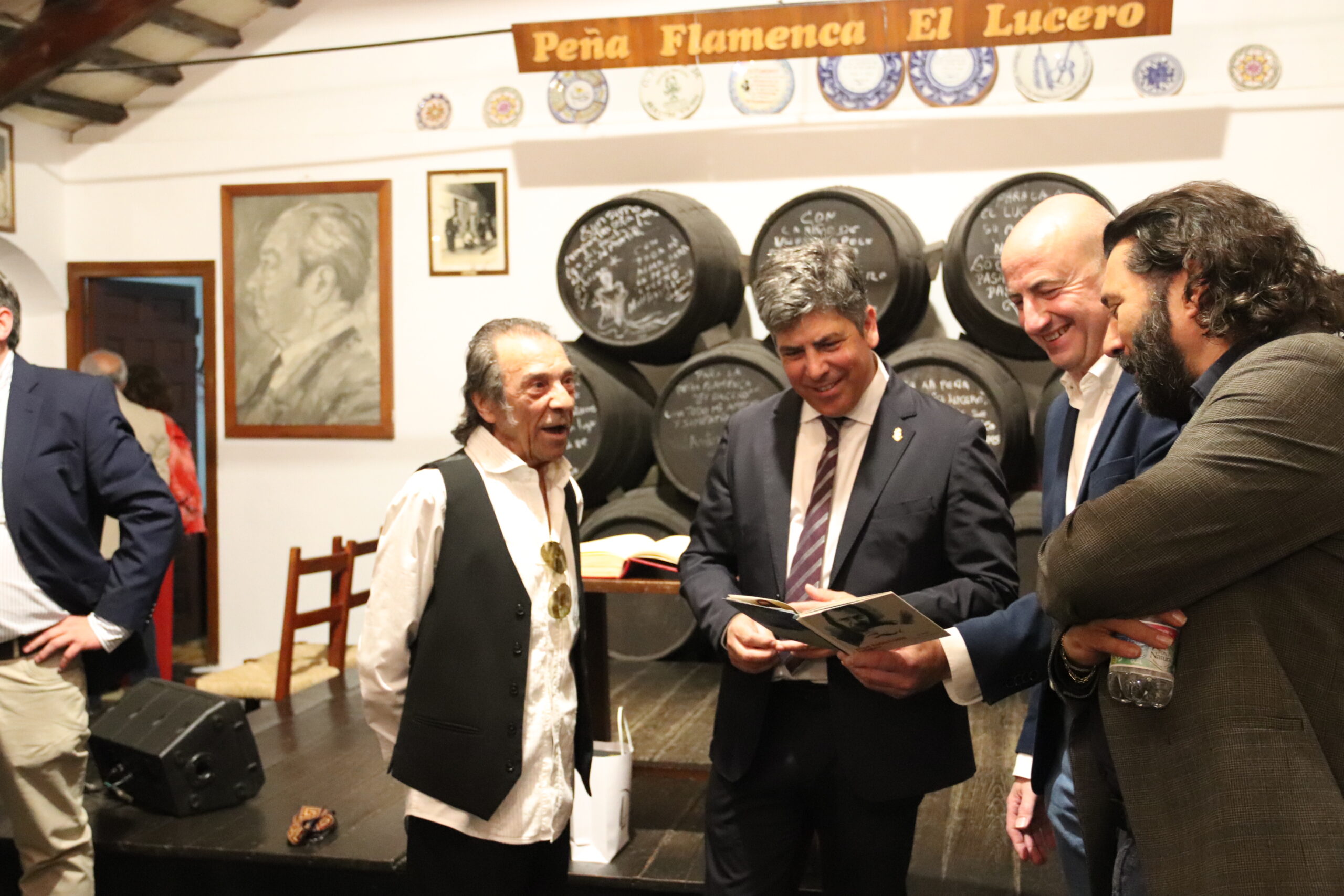Visita de Pepe Habichuela y el alcalde a la Peña Flamenca