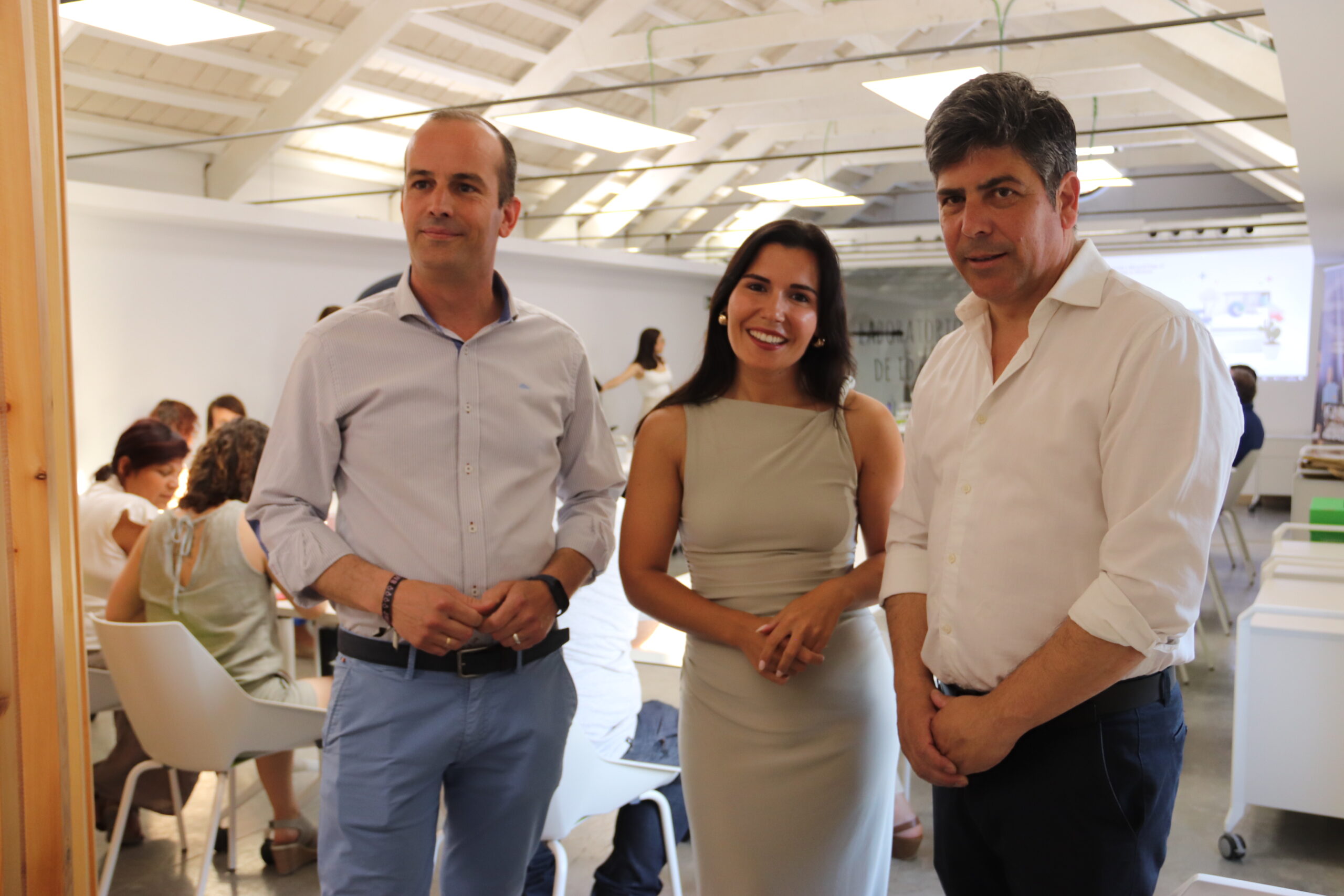 Rafael Llamas y Valeriano Rosales junto a Brenda Yepes en la presentación del Solera LAB