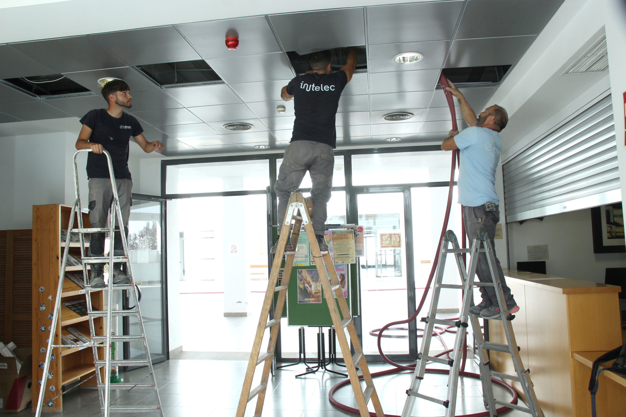 Trabajos de instalación de paneles solares en el centro cultural