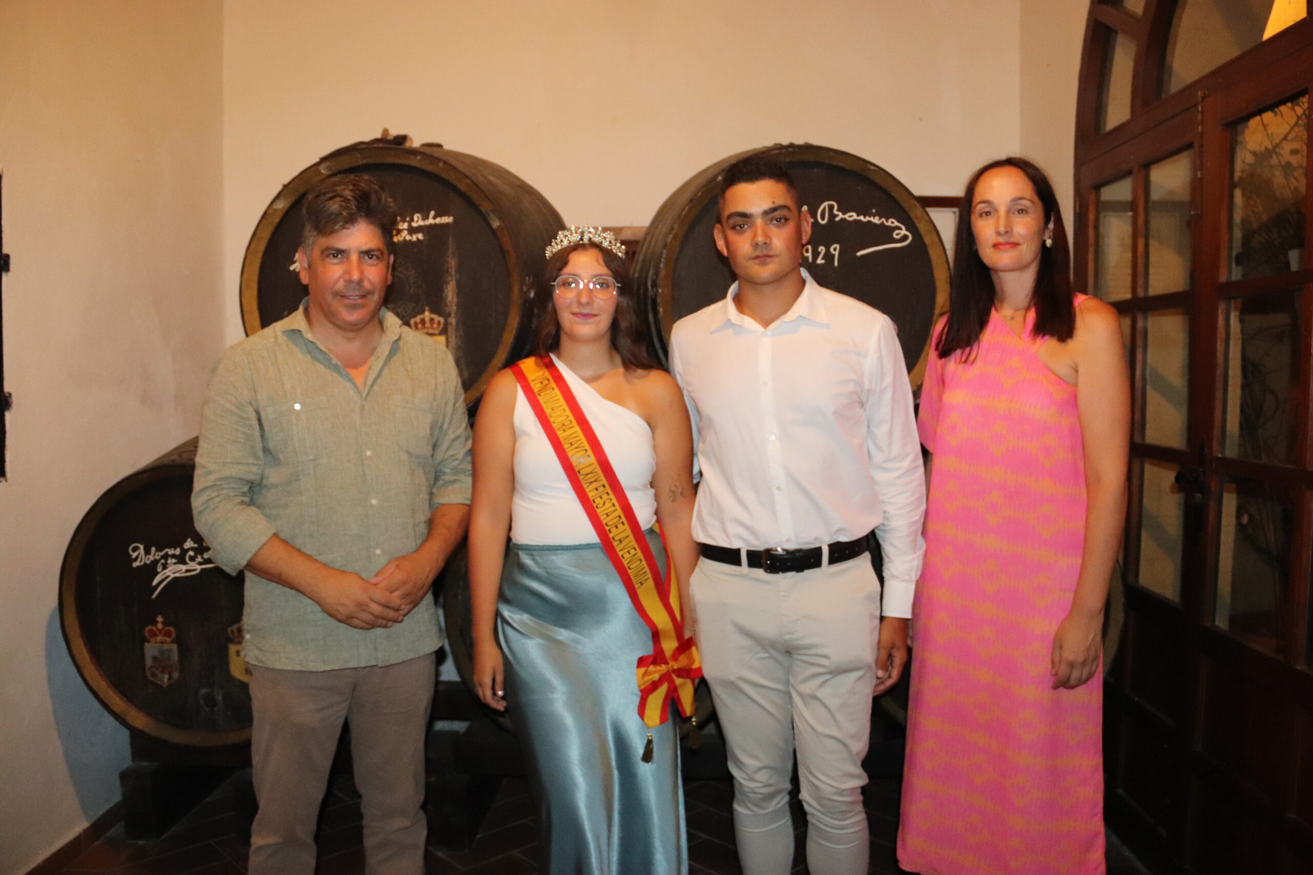 Los Vendimiadores Mayores posan en la bodega de la Casa del Inca junto a Rafael Llamas y Lidia Bujalance