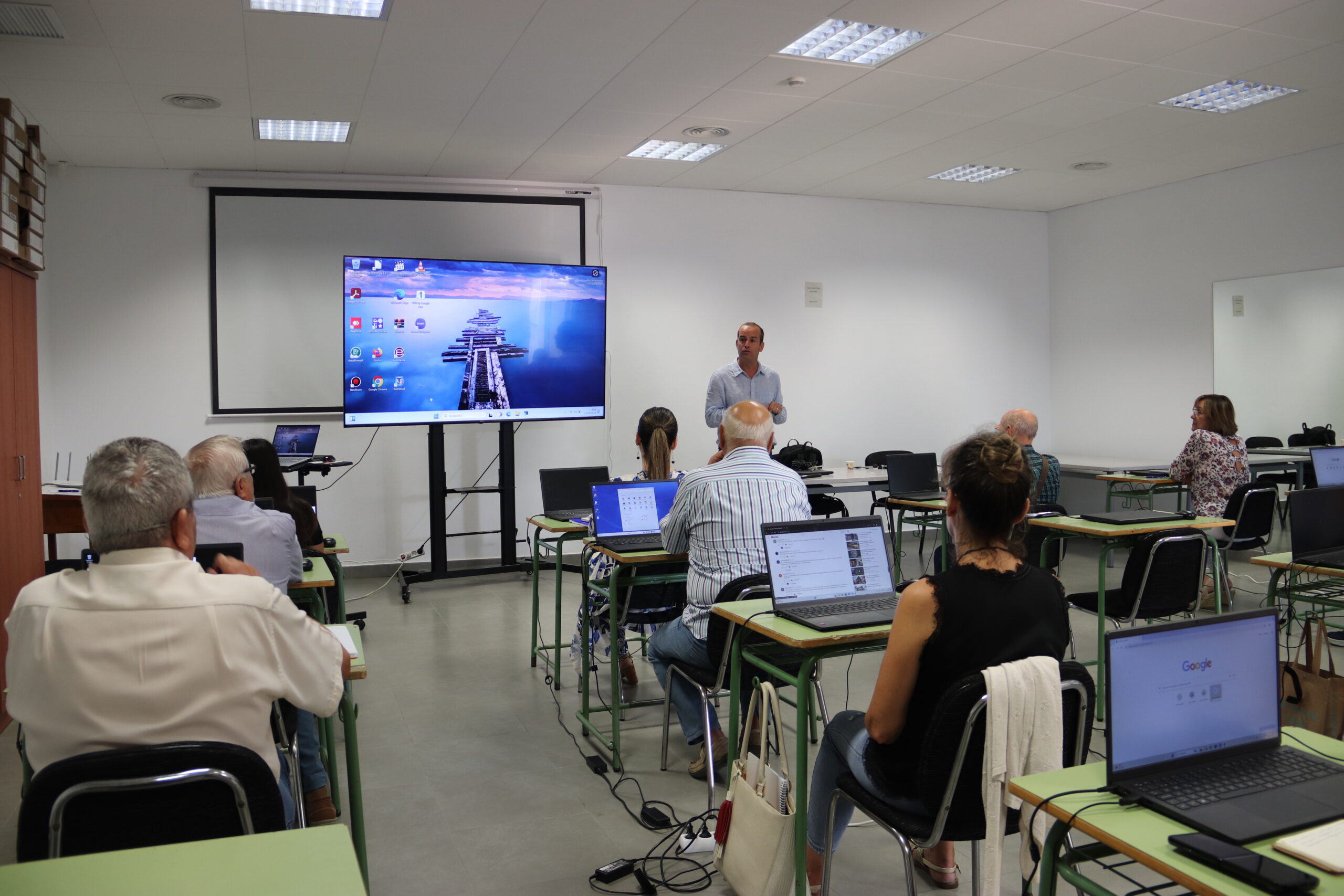 Valeriano Rosales visita un curso en el Aula de Capacitación Digital