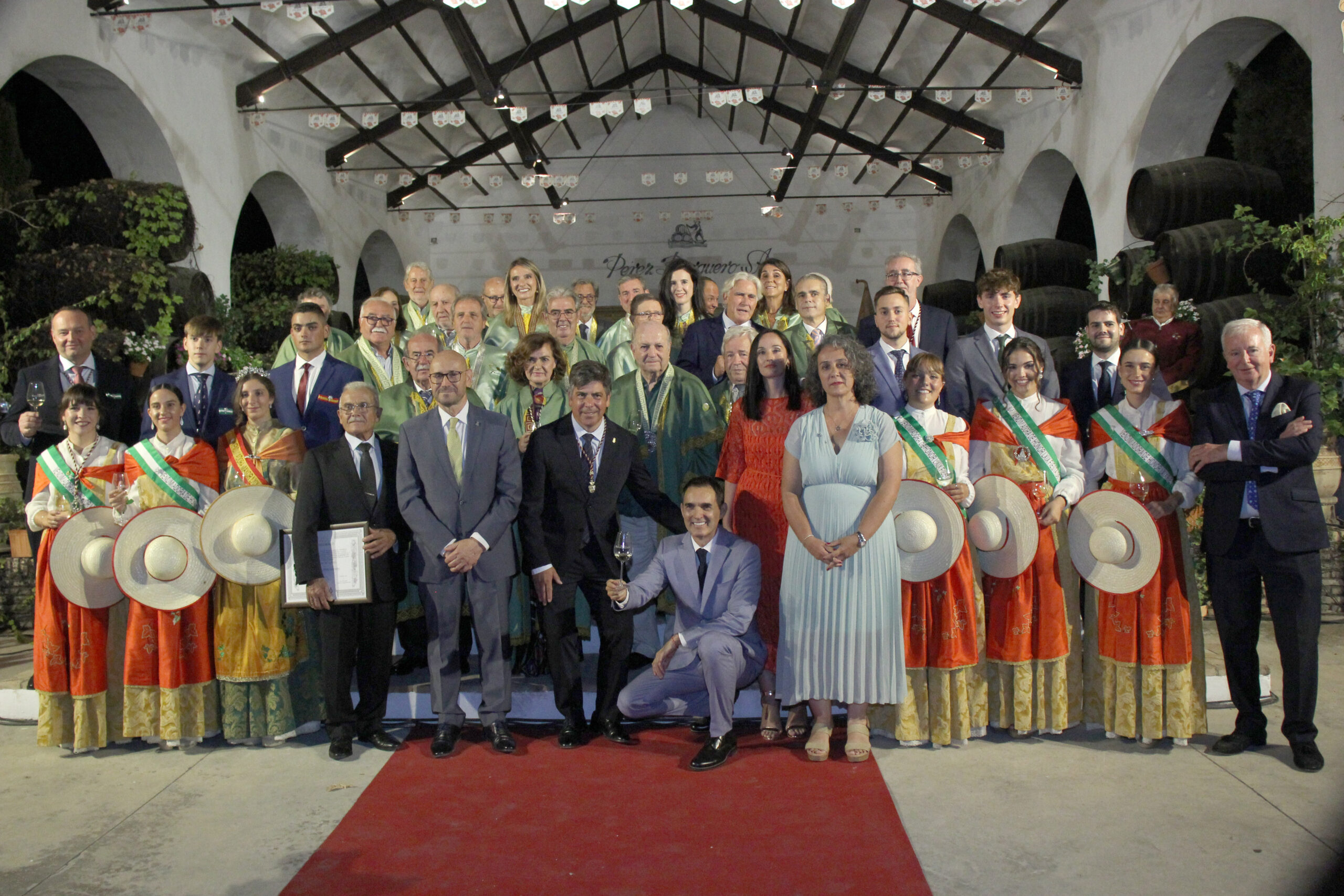 Foto de familia tras el pregón de la Fiesta de la Vendimia 2024