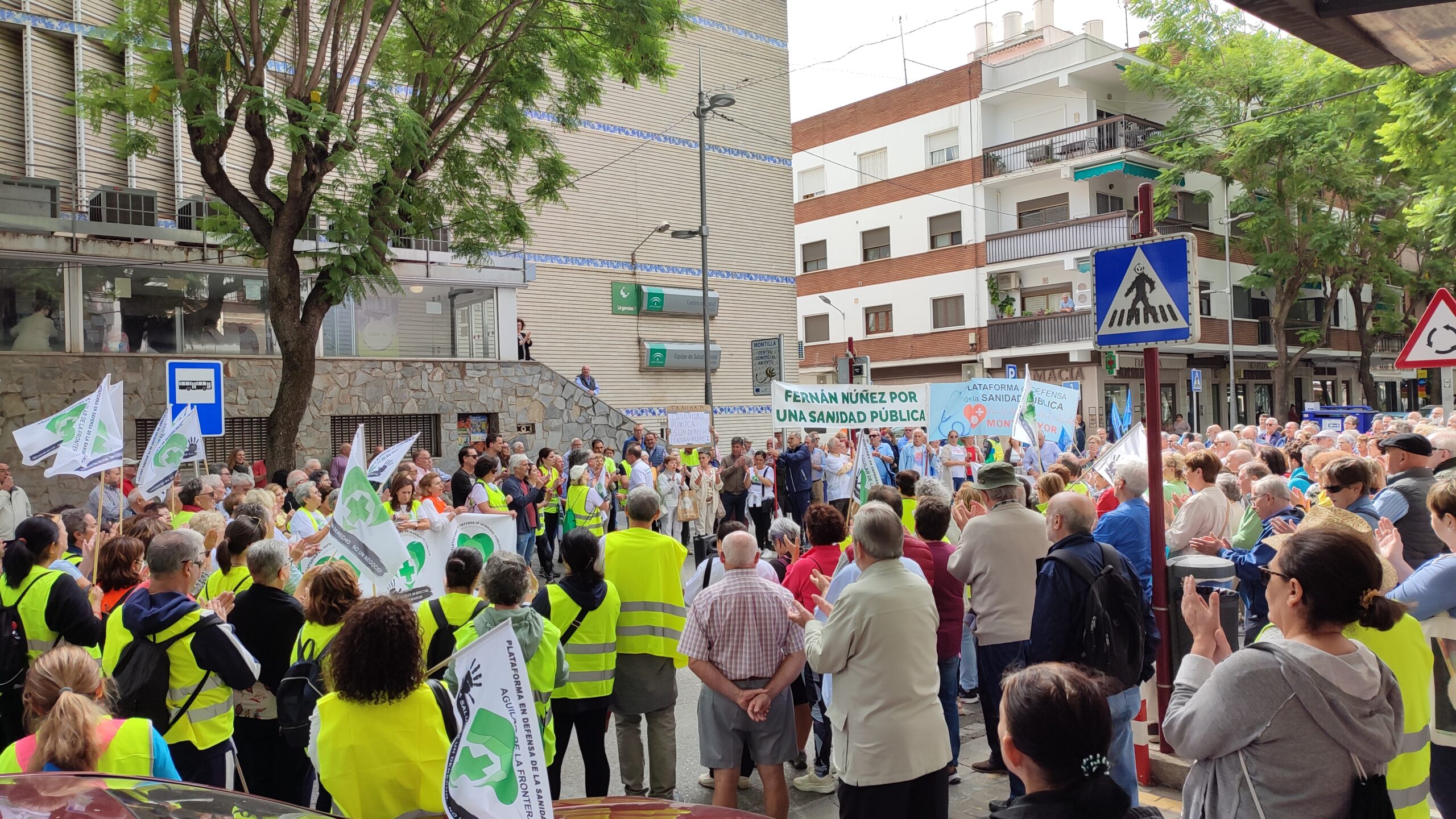 Llegada de la marcha por la sanidad pública al centro de salud de Montilla