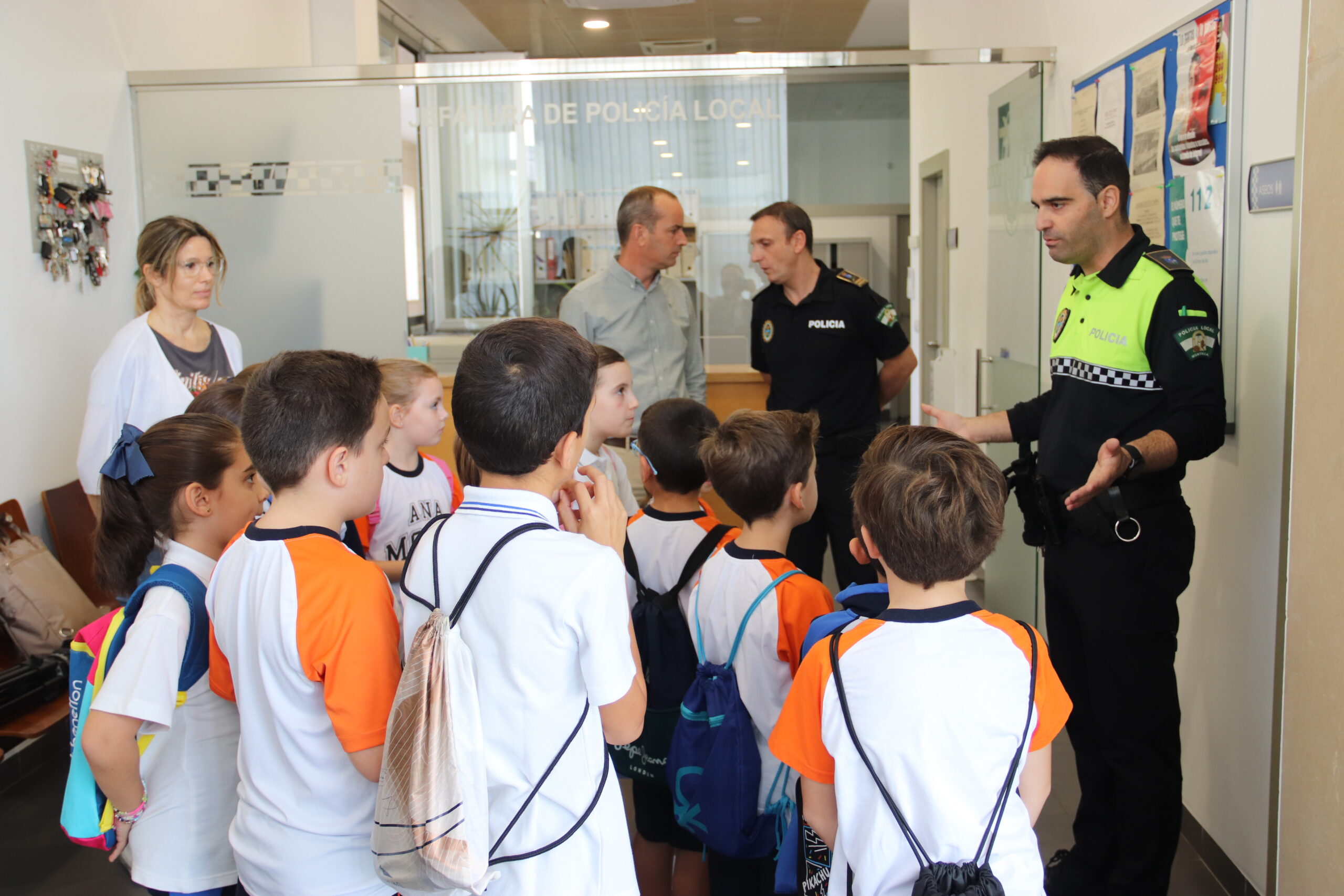 Visita escolar a la Jefatura de Policía Local