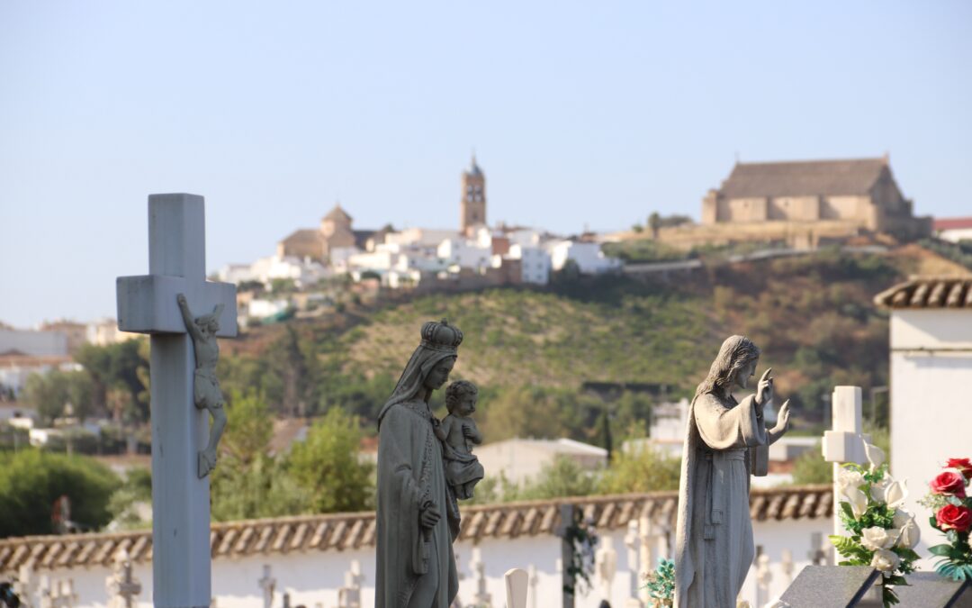 Servicios especiales en el cementerio de Montilla en el puente del Día de Todos los Santos