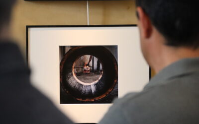 La unión de fotógrafos de Montilla y Málaga se plasma en la exposición ‘De la tierra al vino’