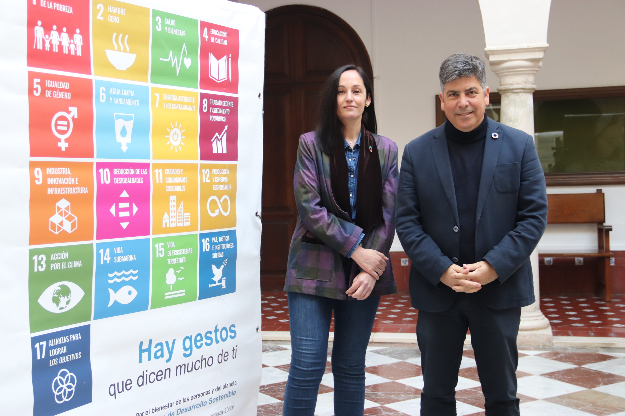 Exposición 'Alianza 2030' en el patio del Ayuntamiento de Montilla