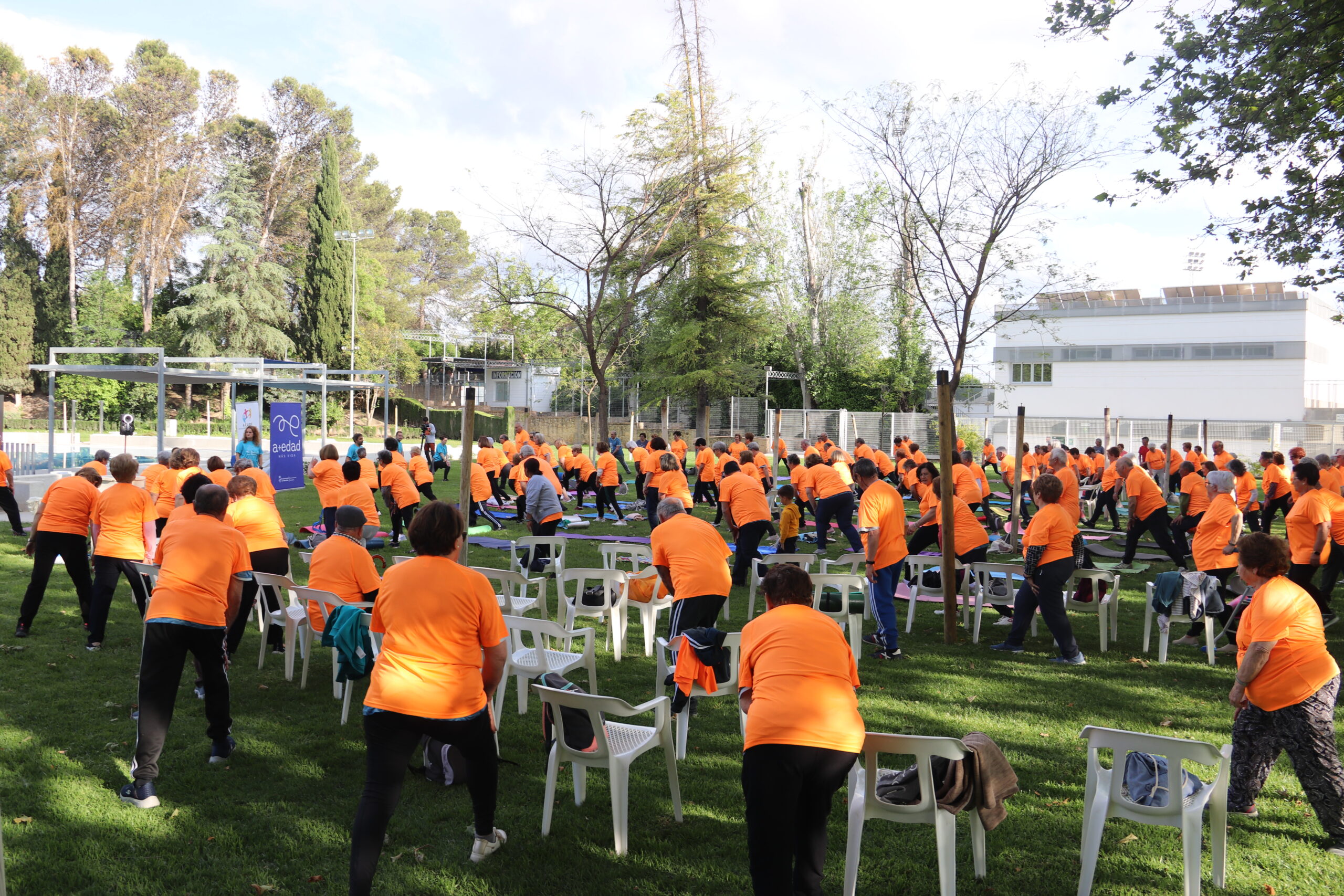 Sesión del programa 'Tu salud en forma' en las piscinas de verano